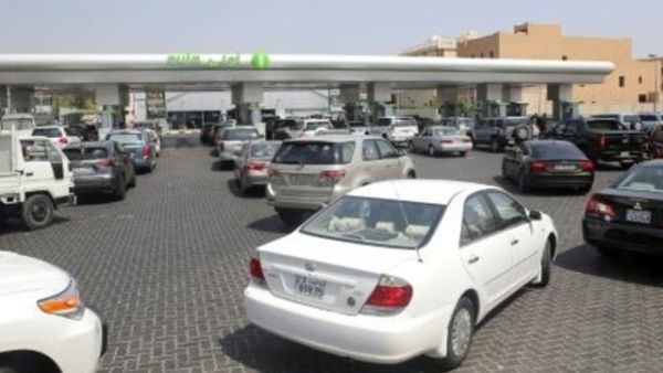 كويتيون ينتظرون بسياراتهم امام محطة وقود
