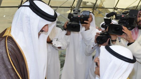 الشيخ تميم بن حمد آل ثاني أمير دولة قطر لدى وصوله الى الكويت وفي  استتقباله الشيخ صباح الأحمد الجابر الصباح 