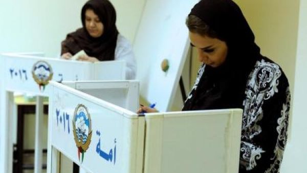 نساء يدلين باصواتهن في مركز اقتراع في الكويت يوم السبت
