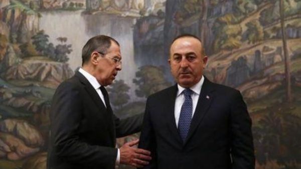 وزير الخارجية الروسي سيرجي لافروف (يسارا) ونظيره التركي مولود تشاووش أوغلو لدى اجتماعهما في موسكو يوم الثلاثاء
