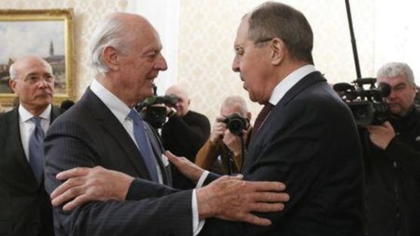 مبعوث الأمم المتحدة للشأن السوري ستافان دي ميستورا، أثناء اجتماع في موسكو مع وزير الخارجية الروسي سيرجي لافروف يوم الجمعة

