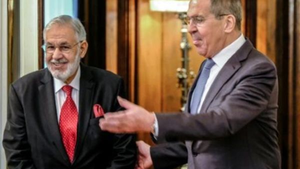 وزير الخارجية الروسي سيرغي لافروف (يمين) والى جانهب نظيره الليبي محمد طه سيالة

