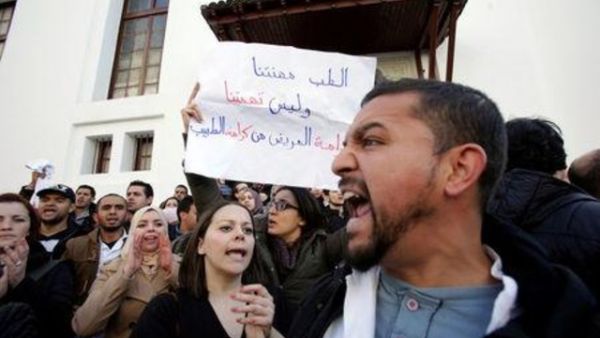 أطباء جزائريون يرددون شعارات خلال احتجاج في الحزائر

