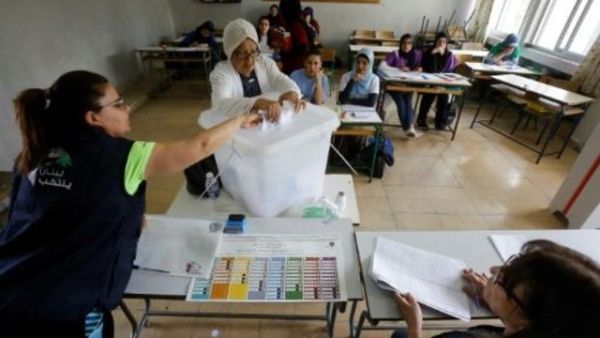 لبنانية تدلي بصوتها في مركز في مدينة طرابلس الشمالية

