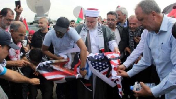 متظاهرون يحرقون العلم الاميركي في قلعة الشقيف في ارنون الحدودية مع اسرائيل في جنوب لبنان
