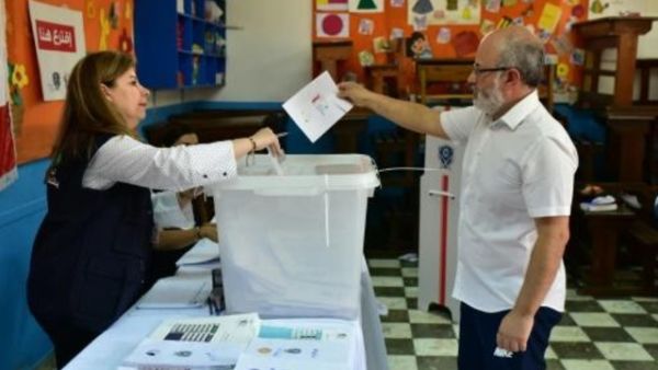 لبناني يدلي بصوته في ابيدجان في اطار مشاركته للمرة الاولى في الانتخابات التشريعية في لبنان 
