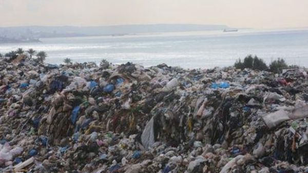 جبال النفايات تعلو في لبنان

