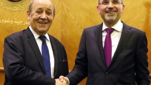 وزير الخارجية الاردني ايمن الصفدي مصافحا نظيره الفرنسي جان ايف لودريان في عمان 
