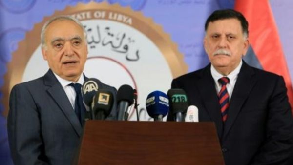 رئيس حكومة الوفاق الليبية فايز السراج (يمين) وموفد الامم المتحدة الى ليبيا غسان سلامة في طرابلس

