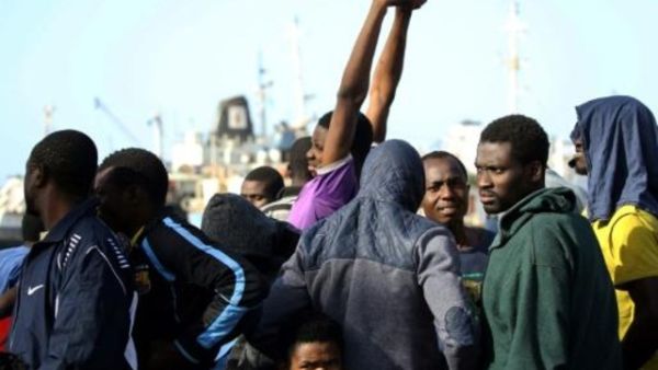 مهاجرون افارقة غير شرعيين لدى وصولهم الى قاعدة بحرية في العاصمة الليبية طرابلس
