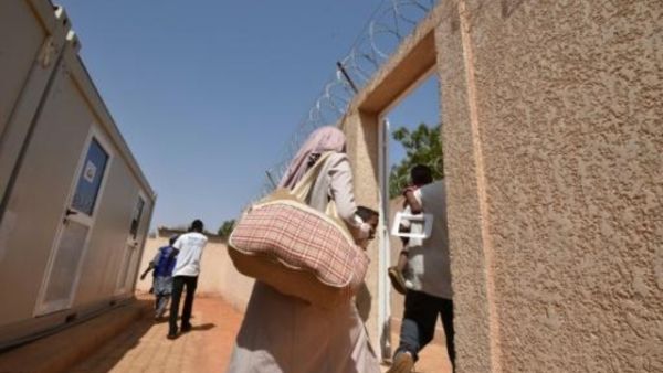 لاجئون في مبنى تابع لمفوضية الامم المتحدة السامية للاجئين في نيامي بعد اجلائهم من ليبيا

