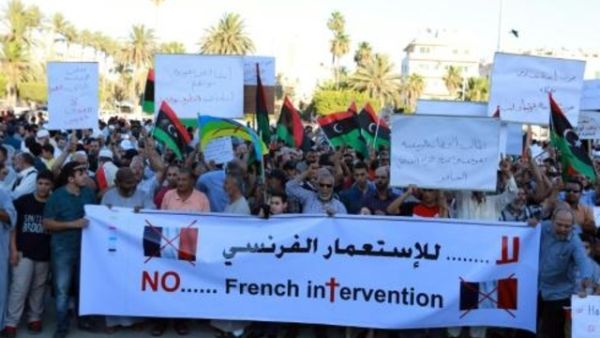 ليبيون يتظاهرون ضد التدخل الفرنسي في ليبيا
