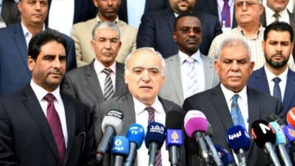 ارشيف/ المبعوث الاممي الخاص بليبيا غسان سلامة متوسطا ممثلي لجنة حوار برلمان طبرق عبد السلام نصية (يسارا) ولجنة حوار المجلس الاعلى للدولة موسى فرج 