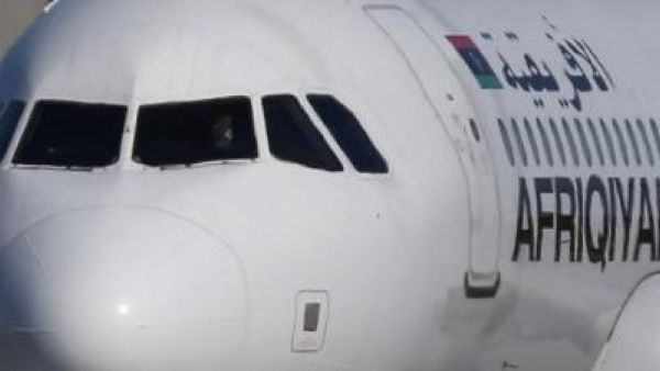 صورة للطائرة الليبية التي تم خطفها في مطار مالطا يوم الجمعة
