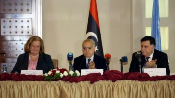 منسقة الشؤون الانسانية لليبيا ماريا ريبيرو رفقة رئيس الوزراء الليبي فائز السراج والموفد الاممي لليبيا غسان سلامة
