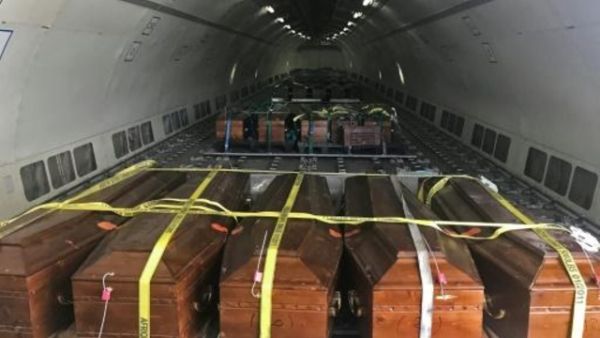 نعوش تحوي رفات عشرين مسيحيا قبطيا مصريا قتلهم الجهاديون في 2015 بعد وضعها في طائرة في مصراتة قبل نقلها الى القاهرة
