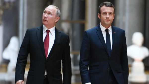 الرئيس الفرنسي إيمانويل ماكرون مع نظيره الروسي فلاديمير بوتين 