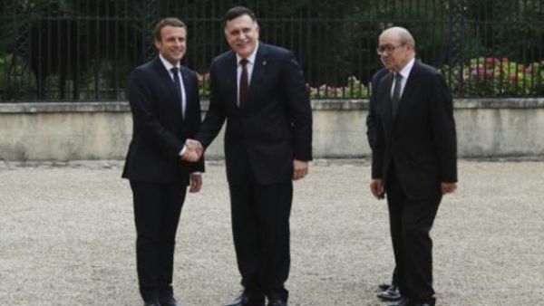 الرئيس الفرنسي ايمانويل ماكرون يصافح رئيس حكومة الوفاق الوطني الليبية فائز السراج في 25 تموز/يوليو 2017 قرب باريس.

