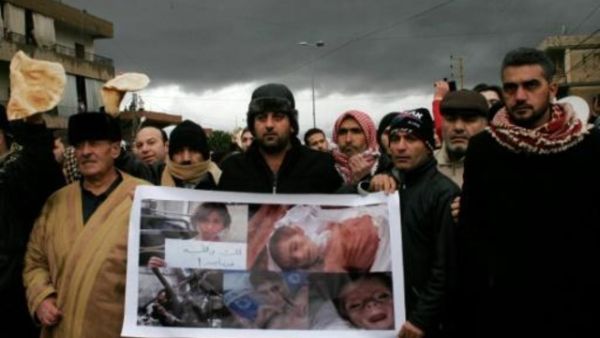 لبنانيون وسوريون يتظاهرون في 8 كانون الثاني/يناير 2016 على معبر المصنع الحدودي من لبنان الى سوريا احتجاجا على حصار مضايا السورية

