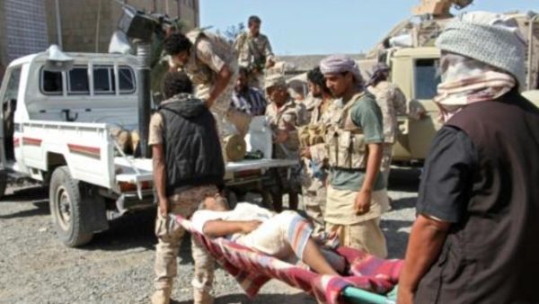 مقاتلون موالون للتحالف العربي ينقلون مصابا في المخا
