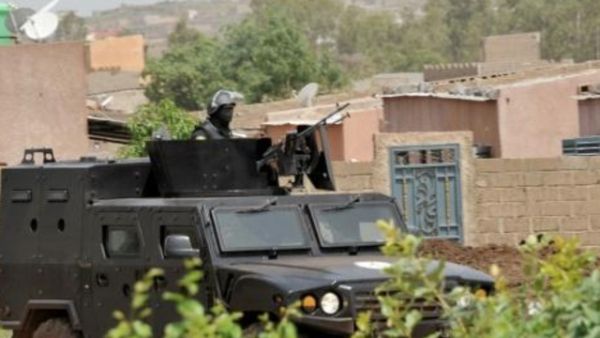 آلية لقوات النخبة في الجيش المالي قرب منتجع كانغابا السياحي في باماكو
