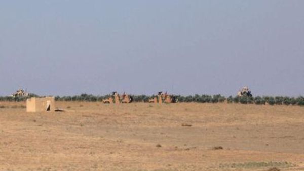 العلم التركي يرفرف على مركبة عسكرية على حدود مدينة منبج السورية
