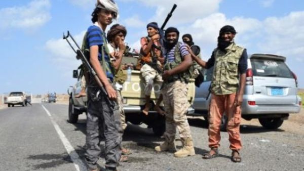 مقاتلون يستريحون على الطريق من عدن الى مضيق باب المندب
