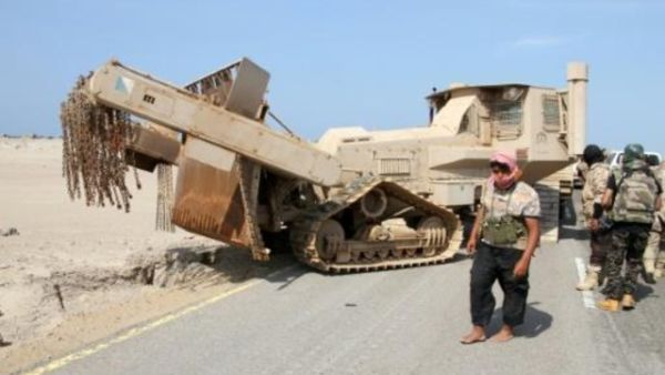 عناصر موالون للحكومة يستخدمون كاسحة الغام في ذباب على بعد 30 كلم شمال مضيق باب المندب

