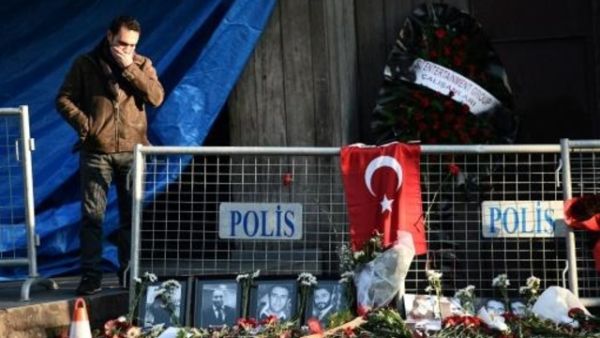 يبكي ضحايا الاعتداء في اسطنبول

