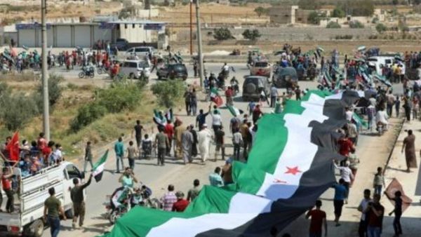 معارضون سوريون في تظاهرة ضد النظام في معرة النعمان في شمال غرب سوريا

