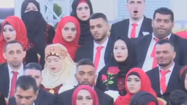 زفاف جماعي لمئات الفلسطينيين بمقر الرئاسة في رام الله (فيديو)

