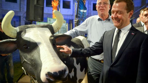 وزير الزراعة الاسرائيلي اوري اريئيل (يسار) ورئيس الحكومة الروسية ديمتري مدفيديف خلال زيارة الاخير إلى إسرائيل