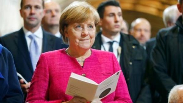 ميركل اثناء القداس في كنيسة جميع القديسين في فيتبرغ
