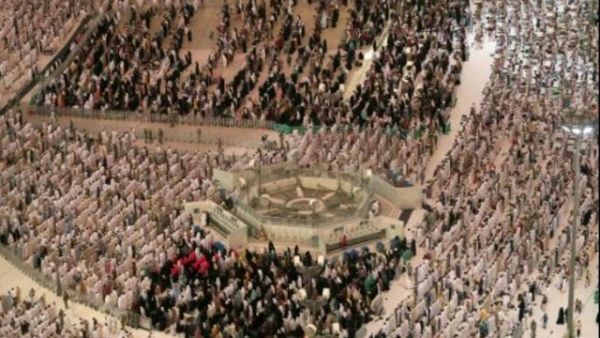الحجاج يصلون في المسجد الحرام بمكة المكرمة
