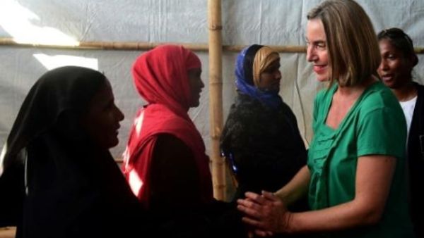 موغريني تصافح لاجئين من أقلية الروهينغا في مخيم كوتويابونغ في بنغلادش

