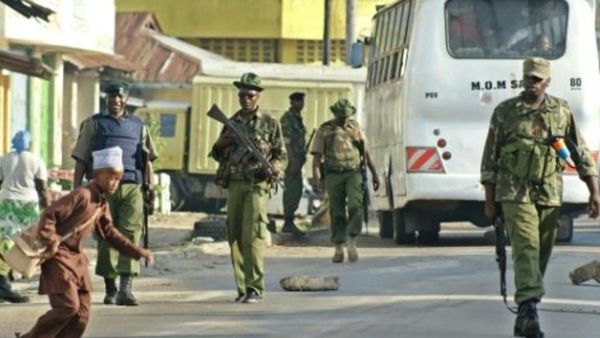 دورية للشرطة الكينية في احد شوارع مومباسا

