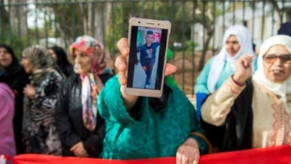 اسر مهاجرين محتجزين في ليبيا يتظاهرون في الرباط

