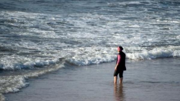 مغربية ترتدي البوركيني على شاطئ واد شراط

