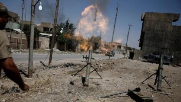 أحد افراد قوات الرد السريع العراقية يطلق قذيفة هاون على مواقع لمقاتلي تنظيم الدولة الاسلامية في غرب الموصل

