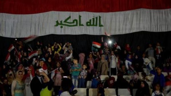 أشخاص يحتفلون عقب اعلان رئيس الوزراء العراقي حيدر العبادي النصر على المسلحين في الموصل 
