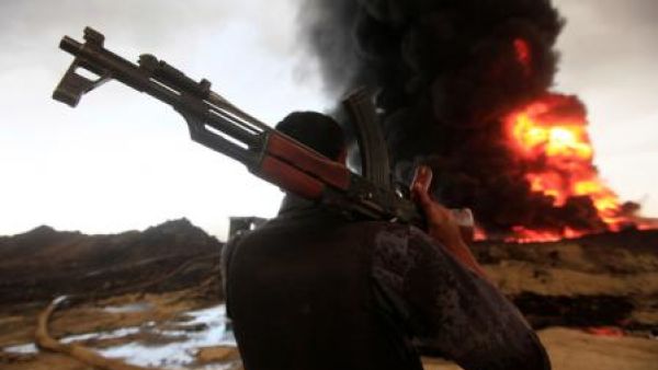 جندي عراقي ينظر إلى حريق اضرمه متشددو الدولة الإسلامية في القيارة قرب الموصل 
