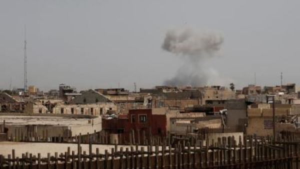 دخان متصاعد خلال قتال بين قوات عراقية ومقاتلين من تنظيم الدولة الإسلامية في غرب الموصل 
