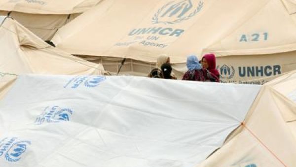 نازحات هربن من عنف تنظيم الدولة الإسلامية بالقرب من الموصل
