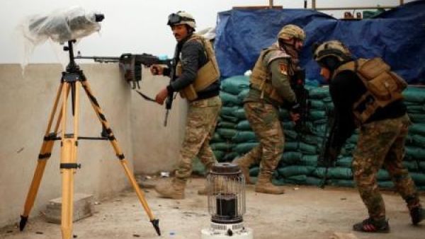 أفراد من القوات العراقية خلال اشتباك مع مقاتلين من الدولة الإسلامية في الموصل

