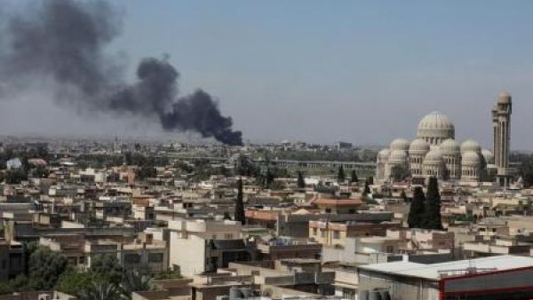 دخان متصاعد جراء معارك بين قوات عراقية ومقاتلين من تنظيم الدولة الإسلامية في الموصل
