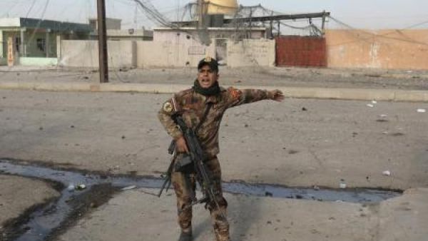 جندي من القوات الخاصة العراقية في احدى ضواحي الموصل
