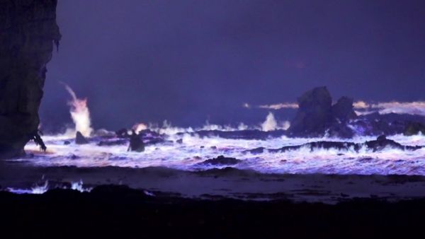 السنة اللهب الزرقاء تبدو مثل الامواج وهي تتأجج عقب تفجير داعش لمصنع الكبريت قرب الموصل