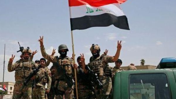 عراقيون يستعدون للاحتفال بالانتصار في الموصل قرب موقع المعارك
