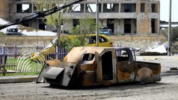 حطام مركبة مفخخة تابعة لمقاتلين من تنظيم الدولة الإسلامية في الموصل
