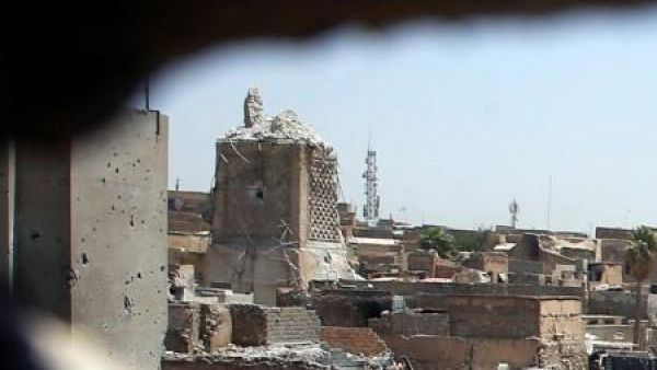 منارة الحدباء الشهيرة لجامع النوري الكبير (يسارا) في الموصل بعد تدميرها
